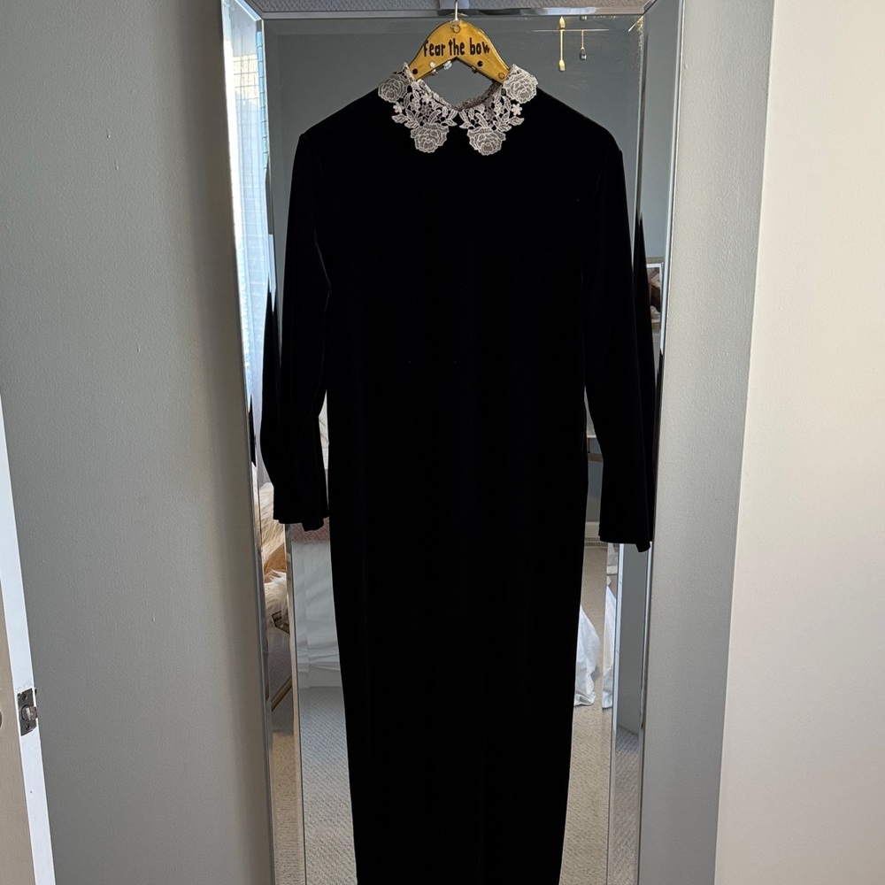 Elegant Black Dress with Lace Collar. Size L-lx.